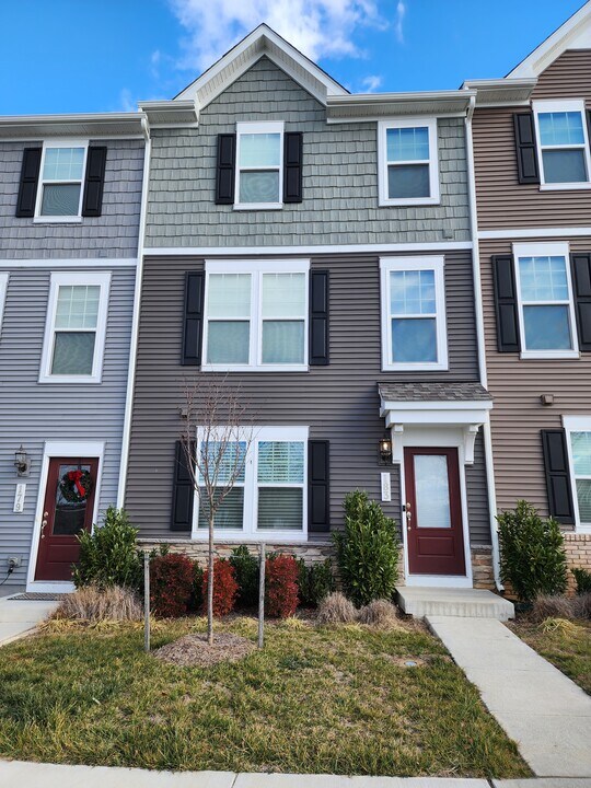 183 Presidents Pointe Ave in Ranson, WV - Building Photo