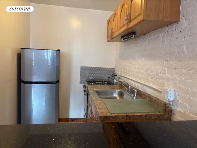 140 W 75th St in New York, NY - Building Photo - Building Photo