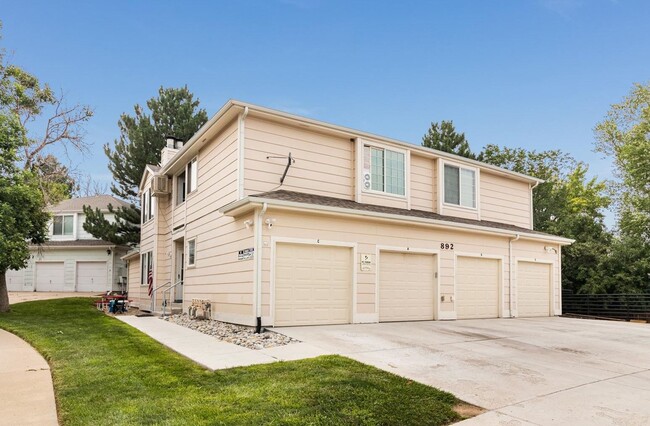 892 S Uravan Ct