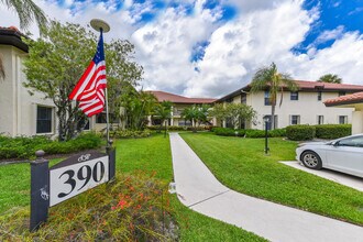 390 SW South River Dr in Stuart, FL - Foto de edificio - Building Photo