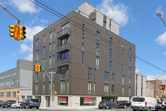 Talo 38 in Long Island City, NY - Foto de edificio - Building Photo