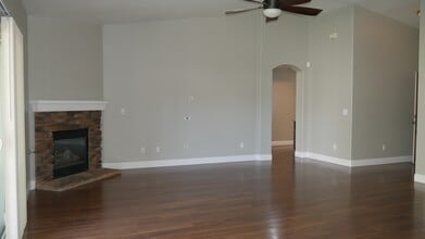 2463 Rainier Way in Hanford, CA - Building Photo - Building Photo