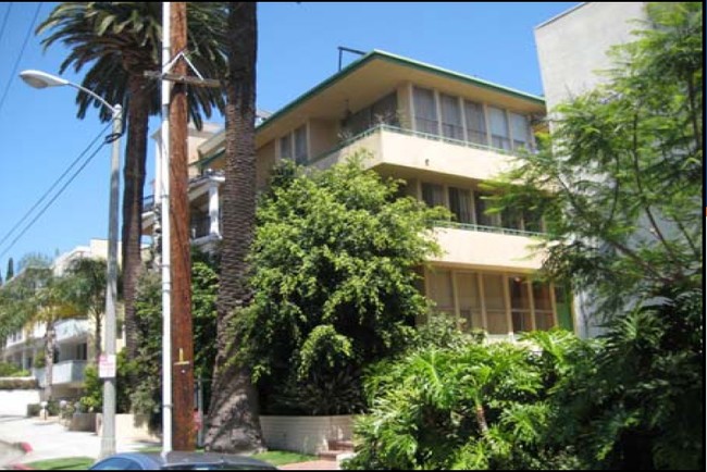 11960 Montana Ave in Los Angeles, CA - Foto de edificio - Building Photo