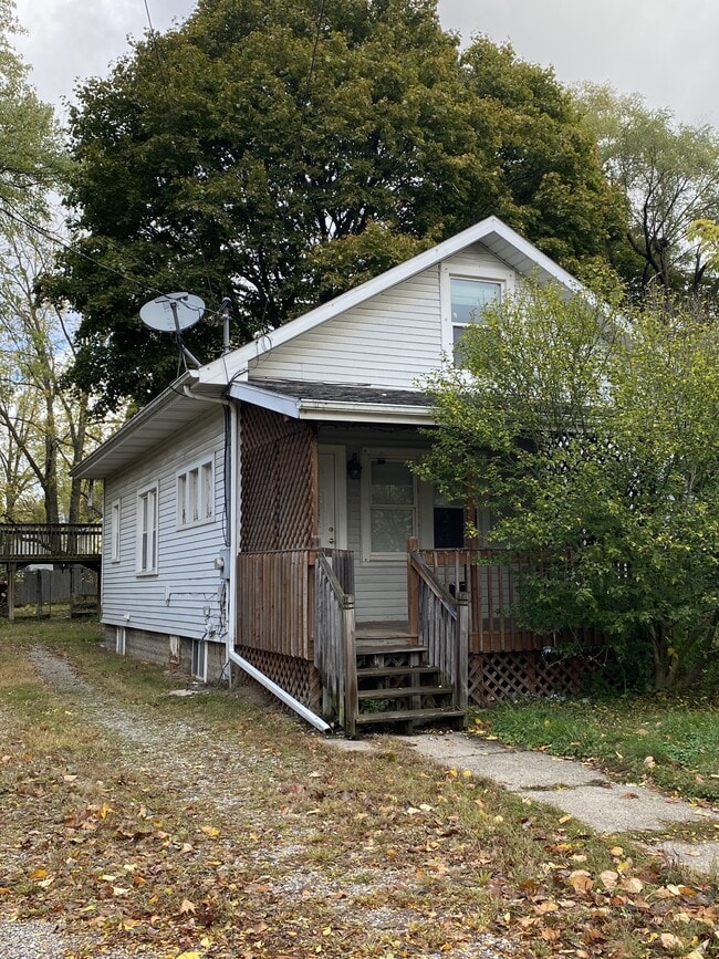 property at 833 E North St