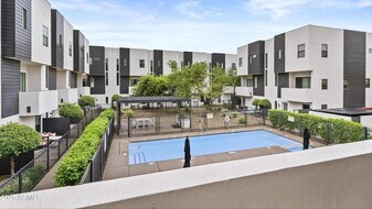 325 E Coronado Rd in Phoenix, AZ - Building Photo