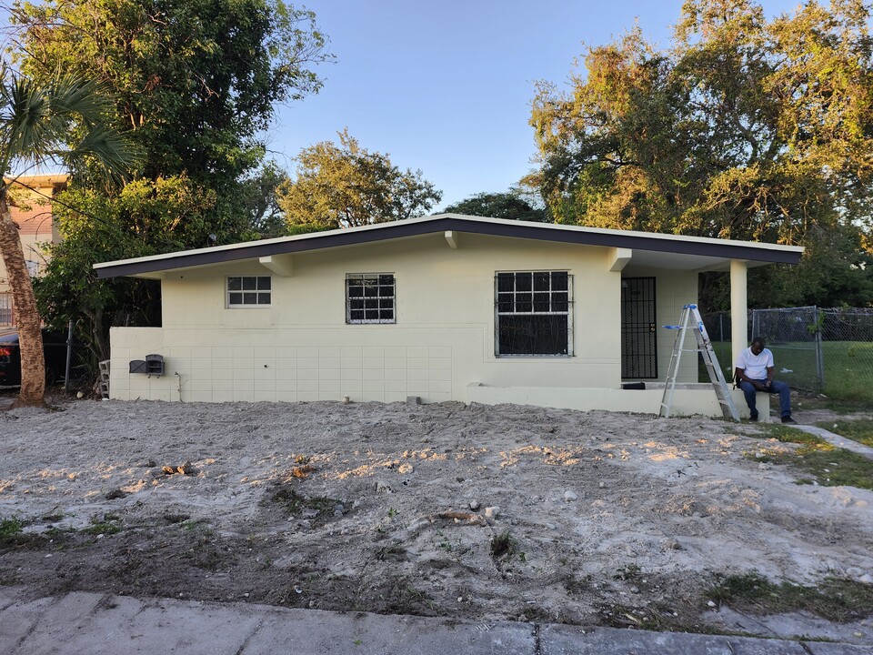 759 NW 69th St in Miami, FL - Foto de edificio