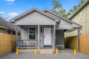 5512 Texas St in Houston, TX - Building Photo