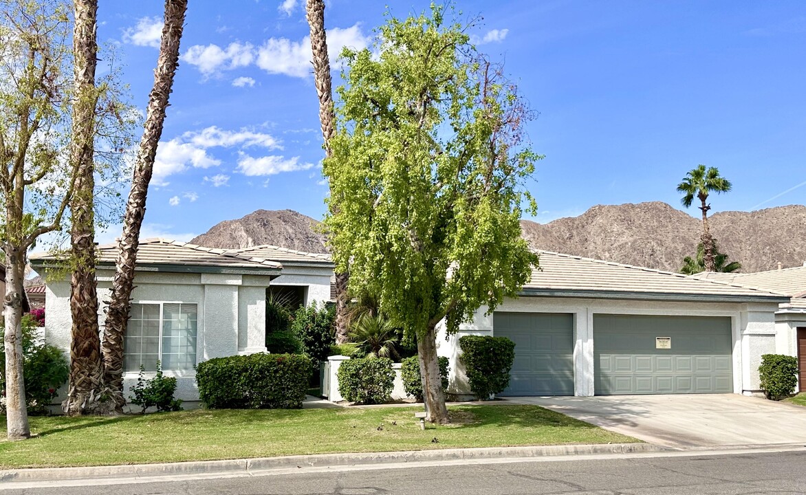 47875 Vía Firenze in La Quinta, CA - Foto de edificio