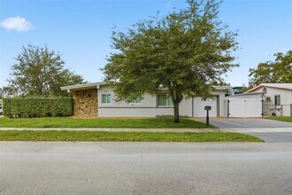 5250 SW 96th Ave in Miami, FL - Building Photo - Building Photo