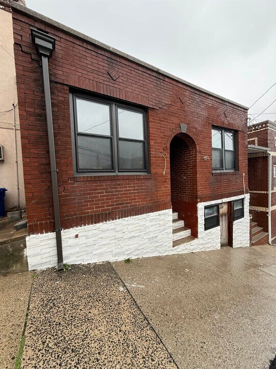 1205 Hillside Pl in North Bergen, NJ - Building Photo