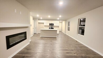 2407 SE Fox Valley Dr in West Des Moines, IA - Building Photo - Building Photo