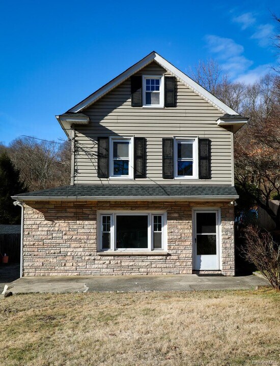 171 Stoneleigh Ave in Carmel, NY - Building Photo