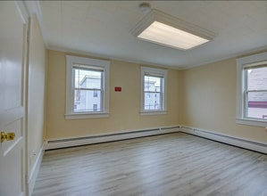 64 Bradbury St, Unit 3 in Biddeford, ME - Foto de edificio - Building Photo