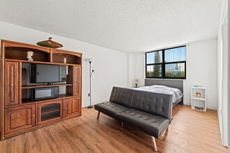 9300 Bay Harbor Ter, Unit Room for rent in Bay Harbor Islands, FL - Foto de edificio - Building Photo