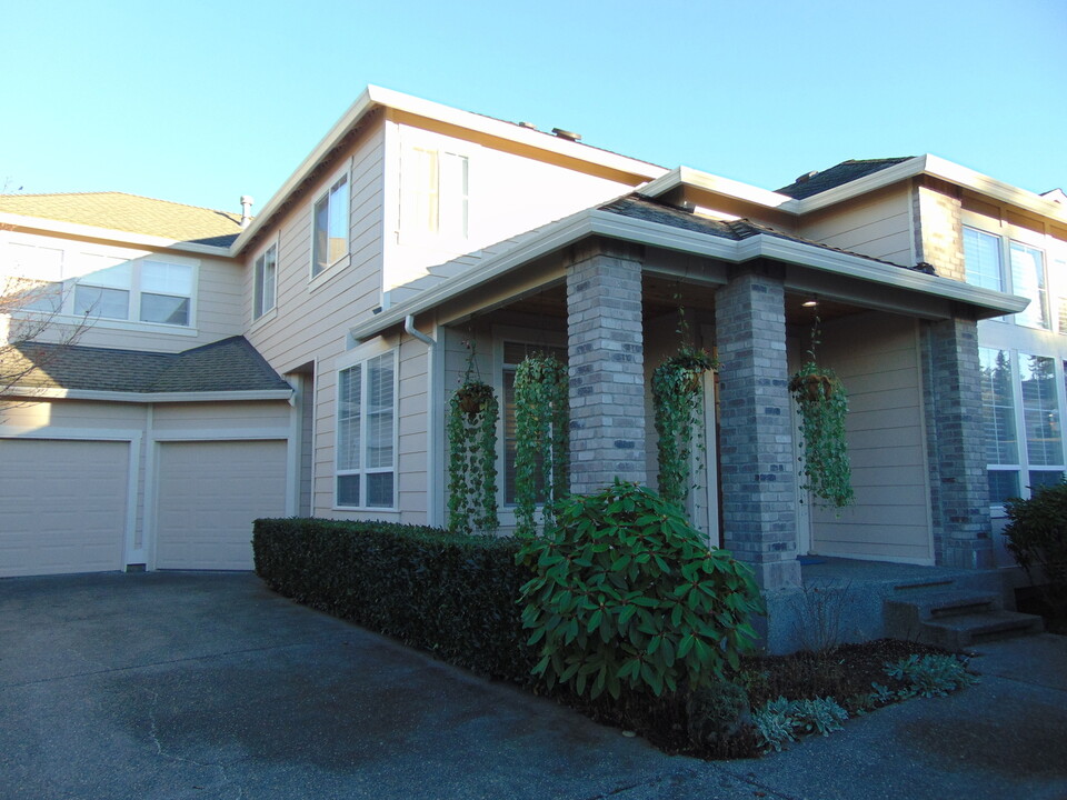 3402 Monterey Ln NE in Renton, WA - Foto de edificio
