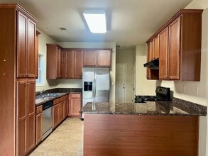 6211 Crestgate Ln in Tucker, GA - Foto de edificio - Building Photo