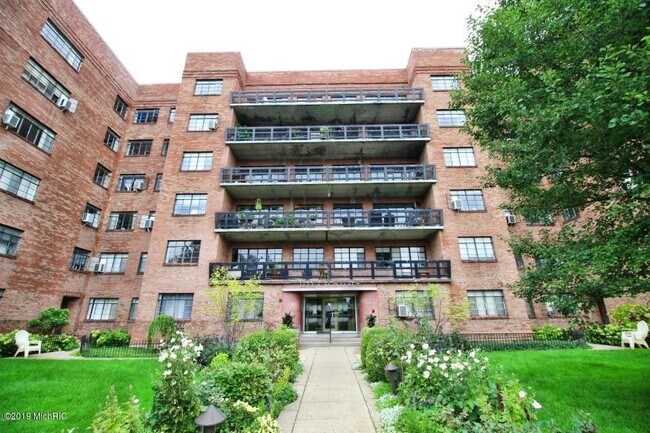 505 Cherry St SE, Unit 103 in Grand Rapids, MI - Foto de edificio - Building Photo