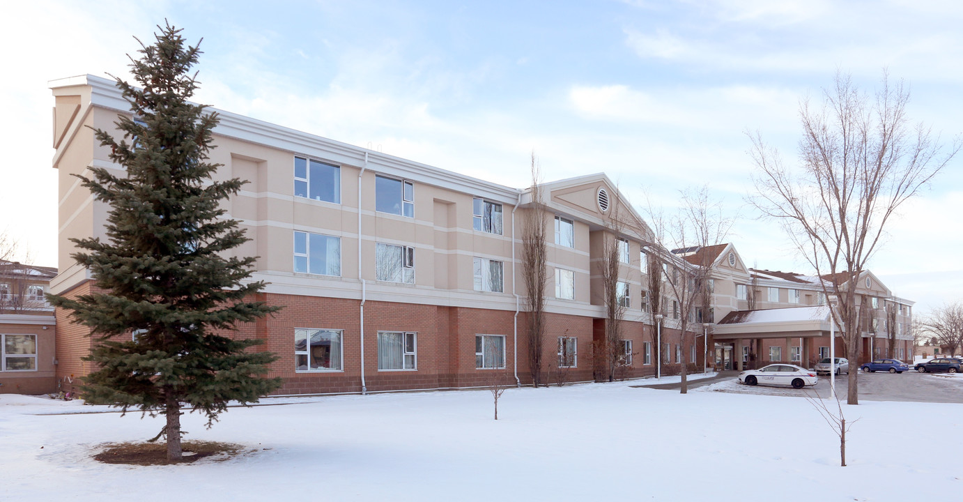 Rosslyn Place Lodge in Edmonton, AB - Building Photo