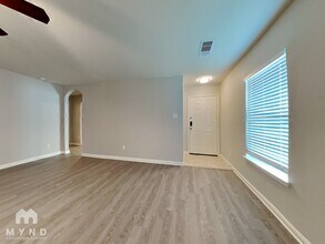 5715 Rainbow Rd. in Mont Belvieu, TX - Foto de edificio - Building Photo