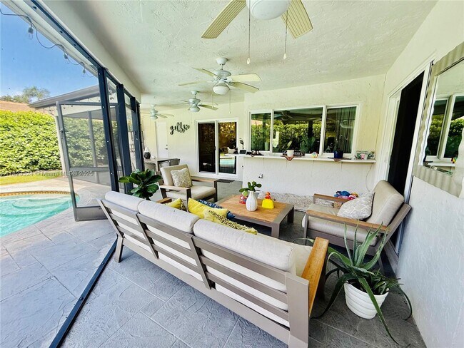 2411 NW 31st St in Boca Raton, FL - Foto de edificio - Building Photo