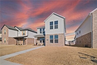4682 W Aurora St in Fayetteville, AR - Foto de edificio - Building Photo