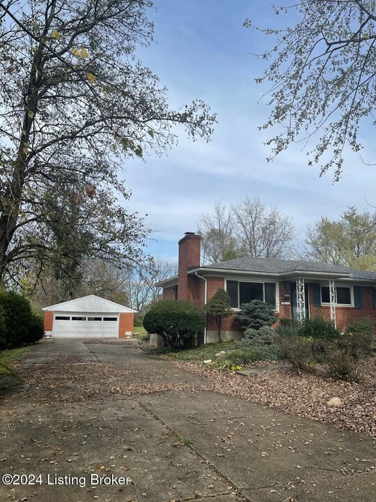 7105 Nachand Ln in Louisville, KY - Foto de edificio