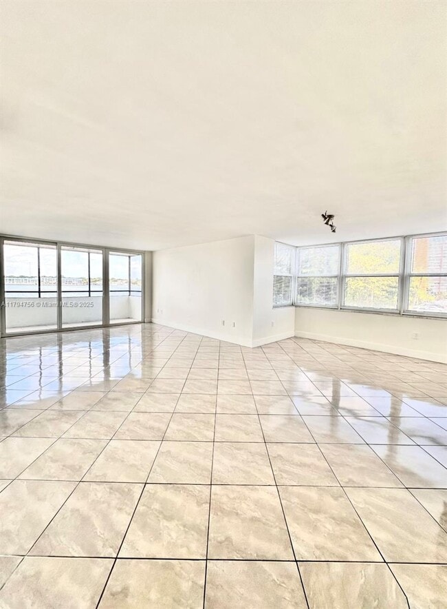 1175 NE Miami Gardens Dr in Miami, FL - Building Photo - Building Photo