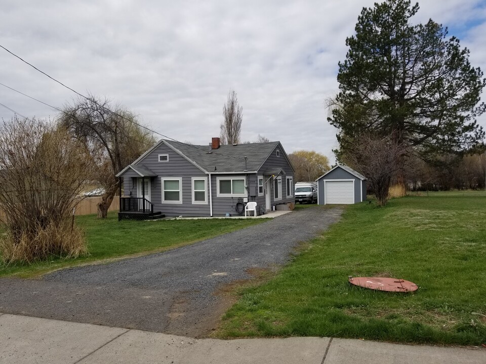 2008 Madison St in Klamath Falls, OR - Building Photo