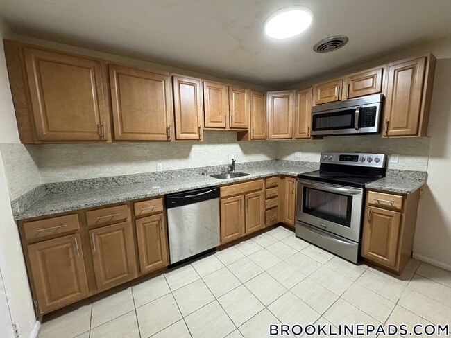 110 Babcock St, Unit 21 in Brookline, MA - Foto de edificio - Building Photo