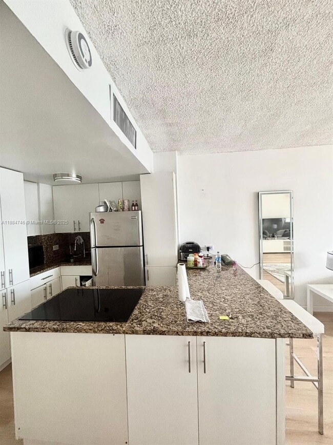 999 Brickell Bay Dr in Miami, FL - Building Photo - Building Photo