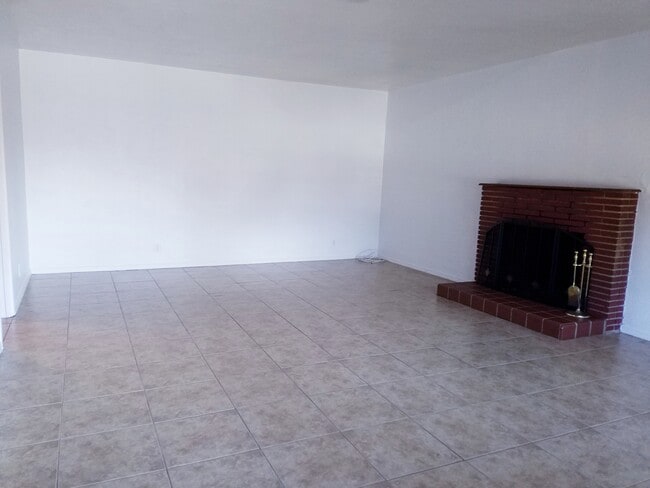 961 N Fruit Ave in Fresno, CA - Foto de edificio - Building Photo