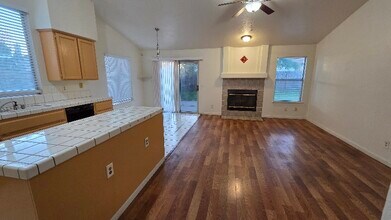 8272 Arroyo Vista Dr in Sacramento, CA - Foto de edificio - Building Photo