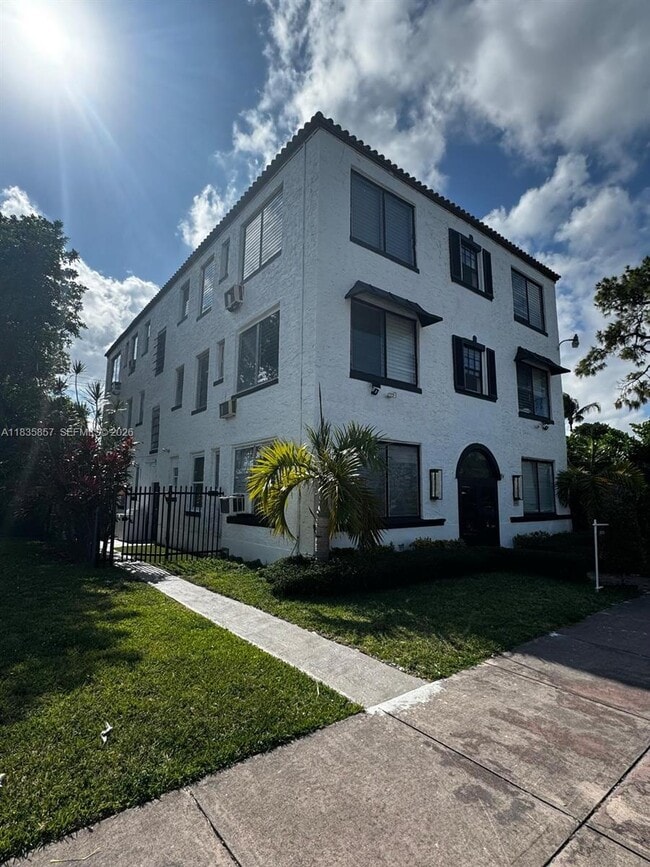 444 Ponce de Leon Blvd in Coral Gables, FL - Building Photo - Building Photo