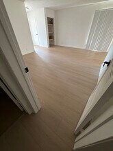 Regency Apartments in Woodland Hills, CA - Building Photo - Building Photo