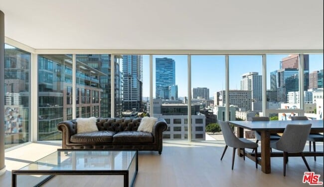 1050 S Grand Ave in Los Angeles, CA - Building Photo - Building Photo