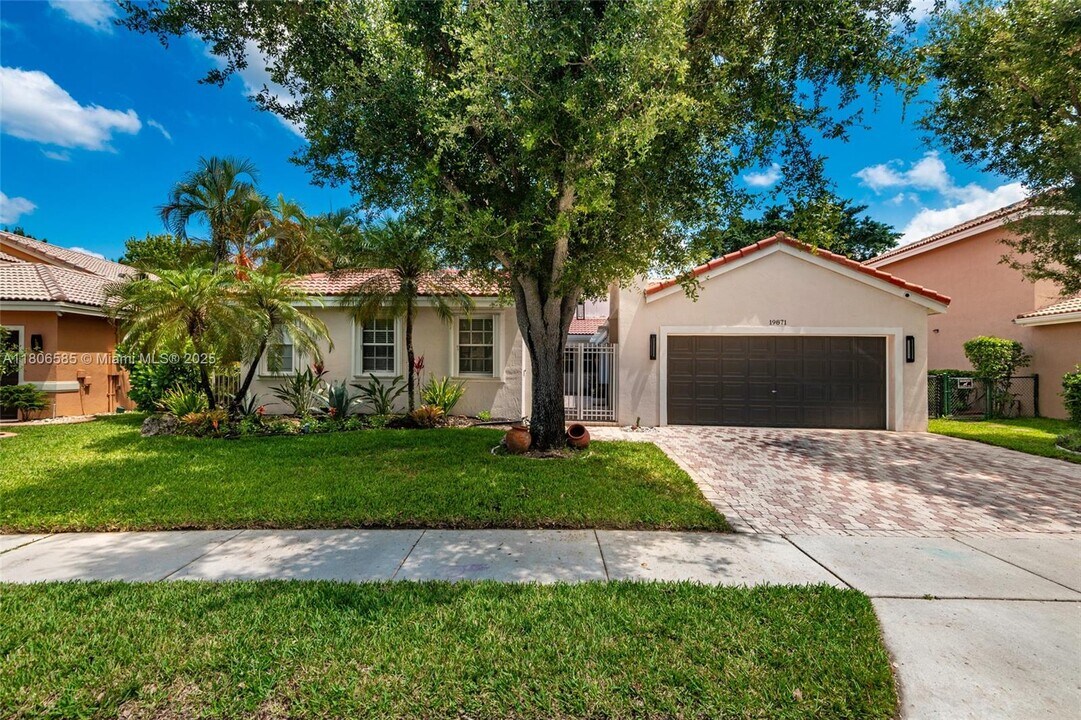 19871 SW 3rd Pl in Pembroke Pines, FL - Building Photo