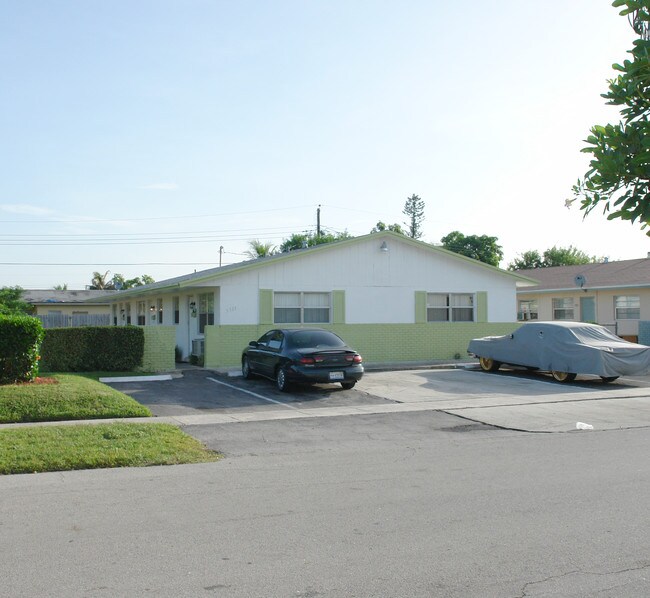 5311 NW 16th St in Fort Lauderdale, FL - Foto de edificio - Building Photo