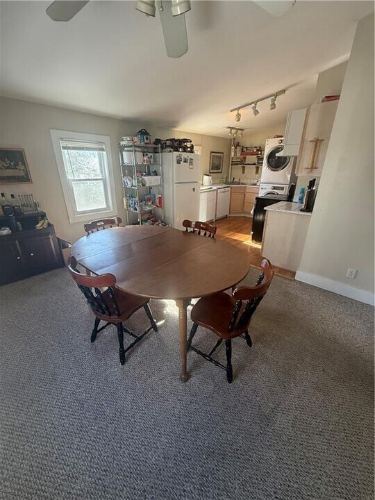 9 1/2 W Narragansett Ave in Newport, RI - Foto de edificio