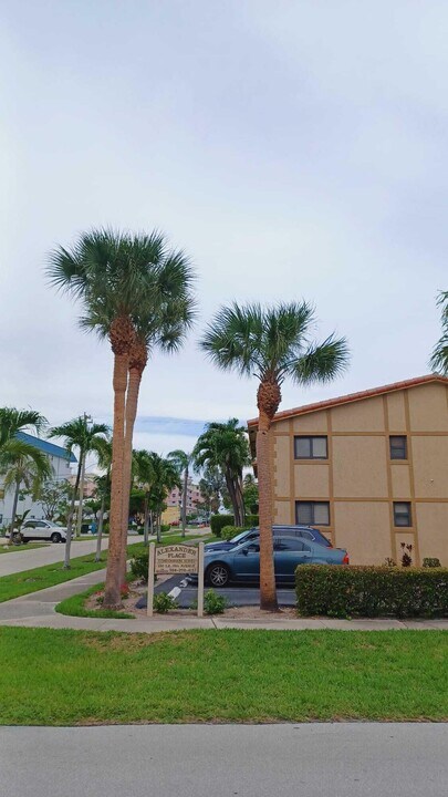 330 SE 19th Ave in Deerfield Beach, FL - Building Photo