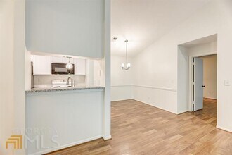 529 Warm Springs Cir in Roswell, GA - Foto de edificio - Building Photo