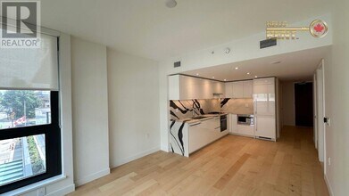 135-135 13th St E in North Vancouver, BC - Building Photo - Building Photo