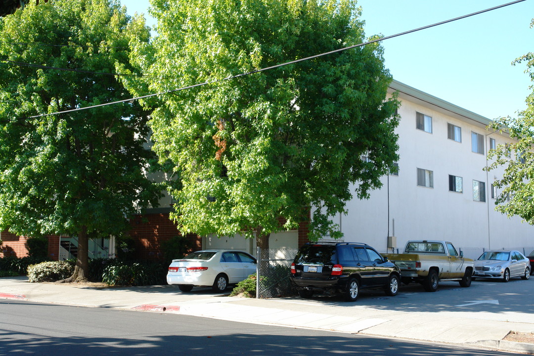 129 Lorton Ave in Burlingame, CA - Foto de edificio