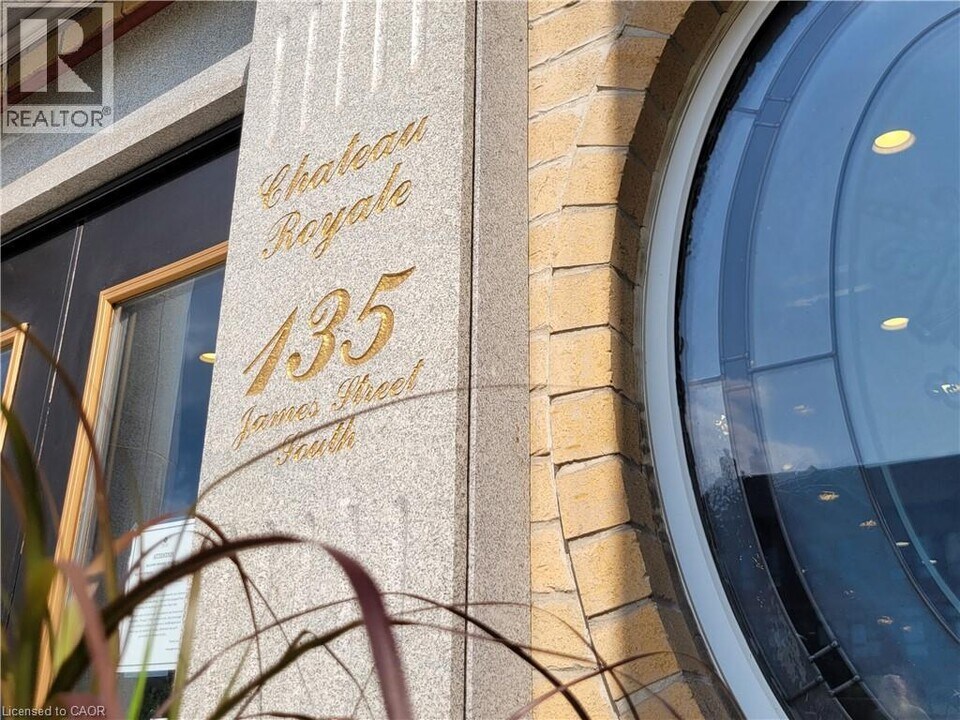 135 James St S in Hamilton, ON - Building Photo