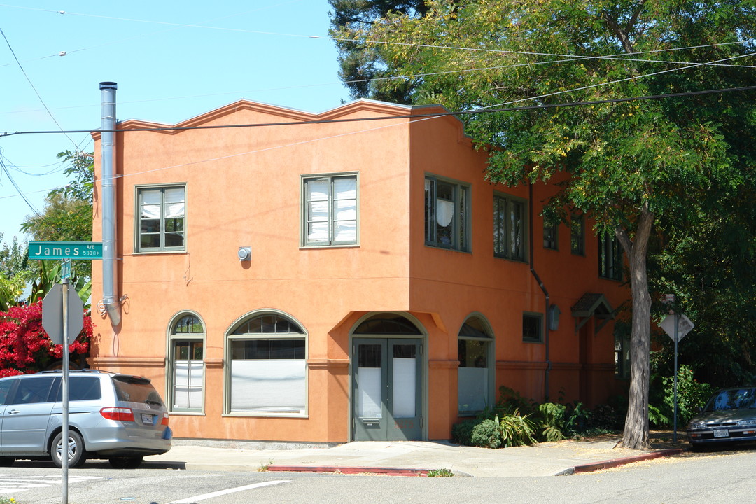 377 Clifton St in Oakland, CA - Building Photo