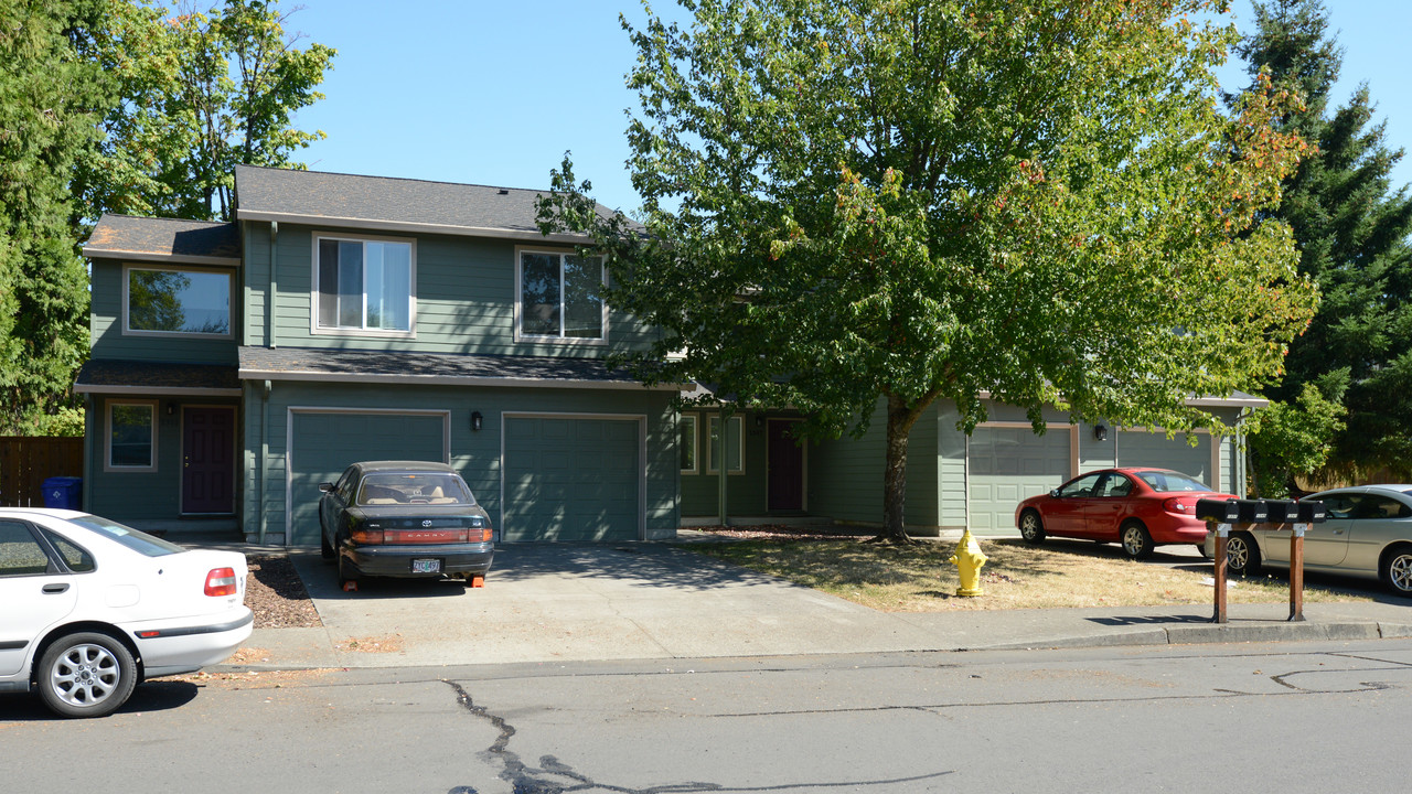 1345-1351 NE 186th Ave in Portland, OR - Foto de edificio