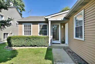 714 N Lakeside Dr in Vernon Hills, IL - Building Photo - Building Photo
