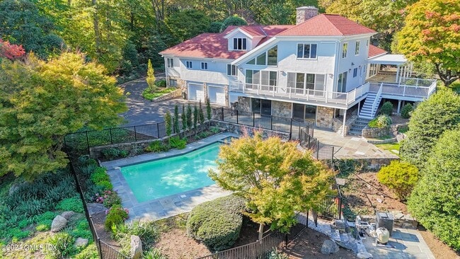 21 Harkim Rd in Greenwich, CT - Building Photo - Building Photo