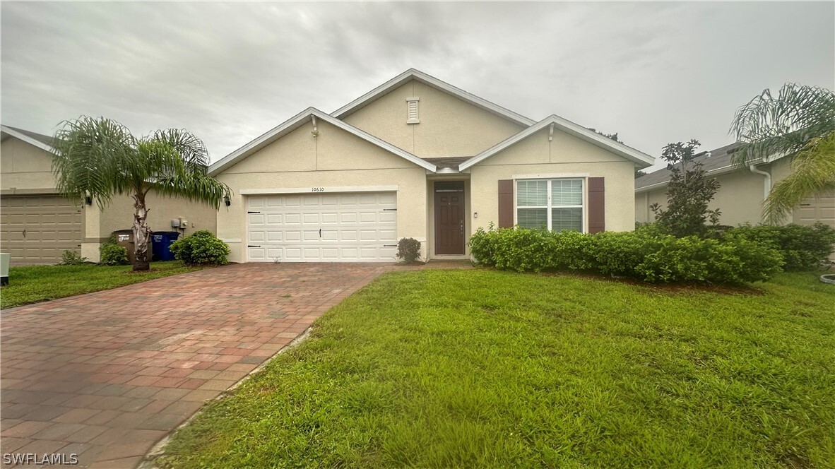 10610 Crossback Ln in Lehigh Acres, FL - Foto de edificio