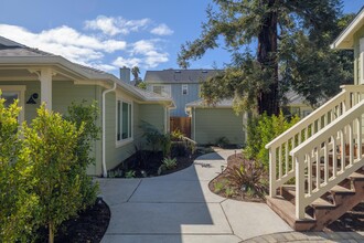 817 Castillo St, Unit UnitA in Santa Barbara, CA - Foto de edificio - Building Photo