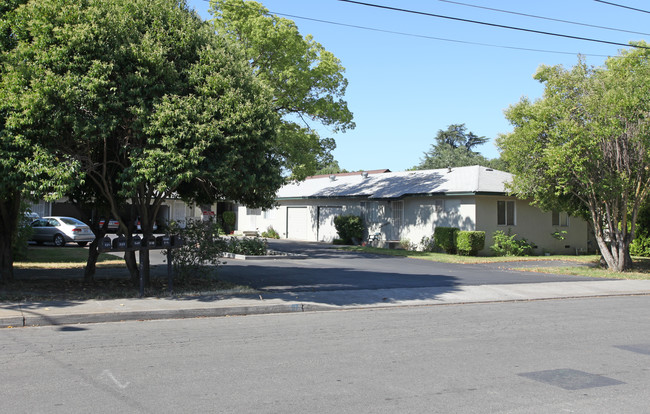 214-224 Corson Ave in Modesto, CA - Foto de edificio - Building Photo